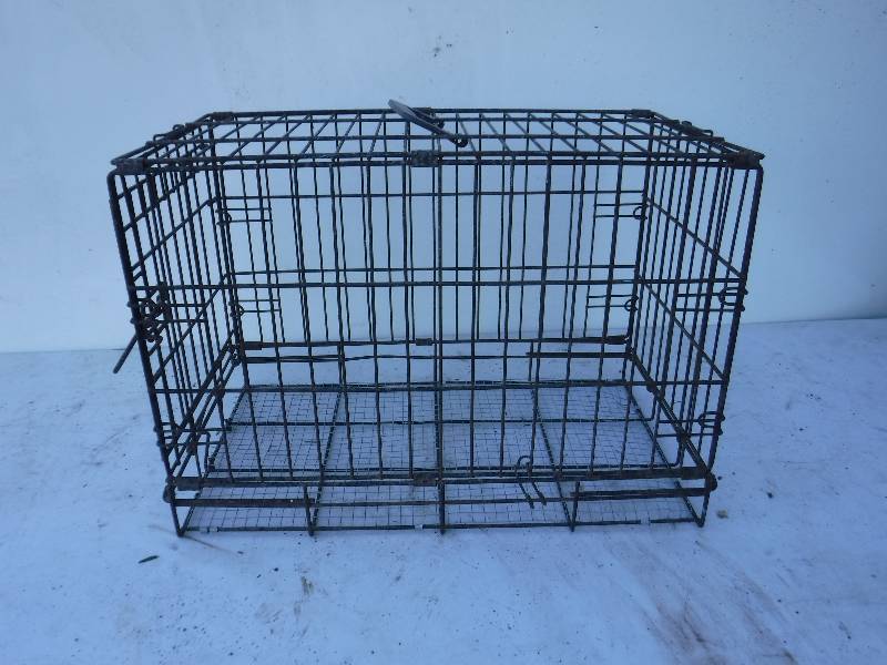 lot 6852 image: Medium size dog kennel crate
