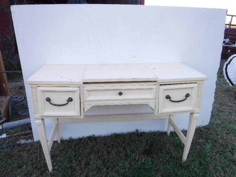lot 6859 image: Vintage vanity table