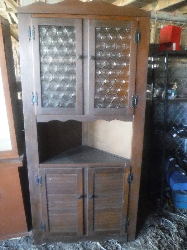 lot 2852 image: Corner cabinet with doors