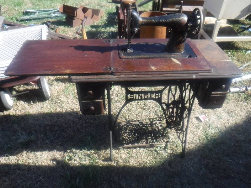 lot 2863 image: Vintage singer treadle sewing machine with desk table