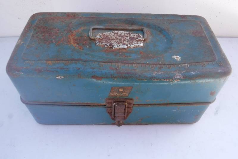 lot 7520 image: Metal tackle box with contents