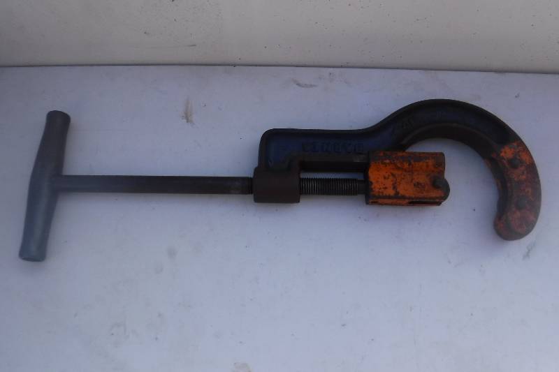 lot 7521 image: Large 24 Barnes pipe cutter