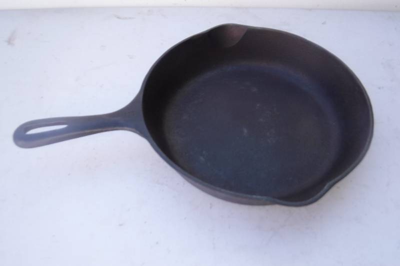 lot 7529 image: 9 inch cast iron skillet