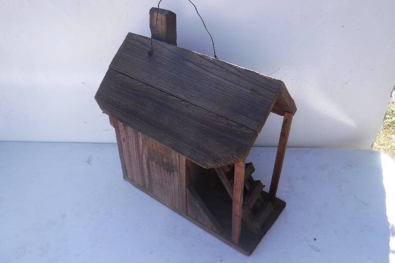 lot 7530 image: Old cabin look bird house