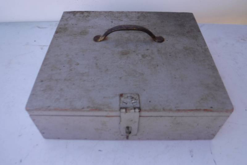 lot 7532 image: Wood cash box