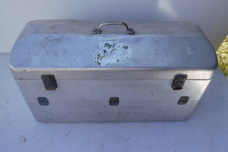 lot 7536 image: Large fishing tackle box with contents