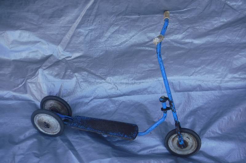 lot 7547 image: Vintage child scooter