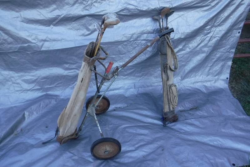 lot 7570 image: Vintage golf clubs and bags