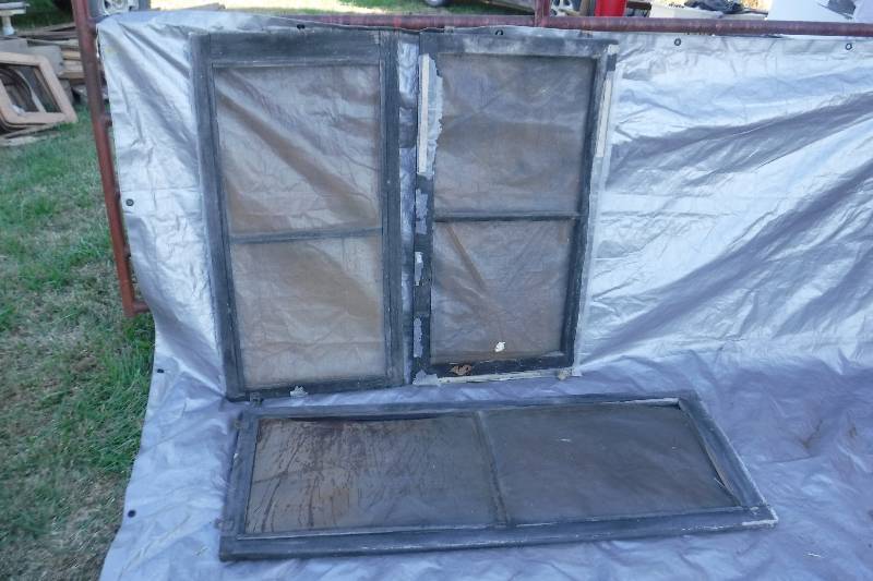 lot 7574 image: Lot of wood framed windows