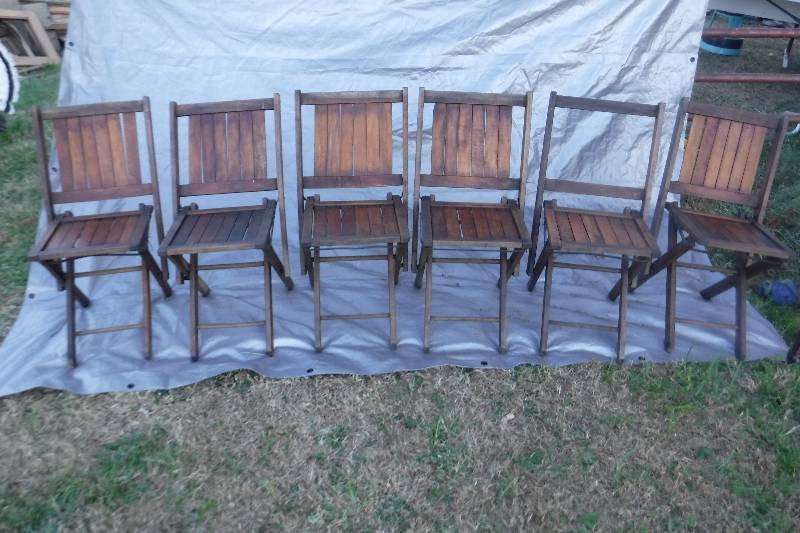 lot 7579 image: Lot of folding wood chairs