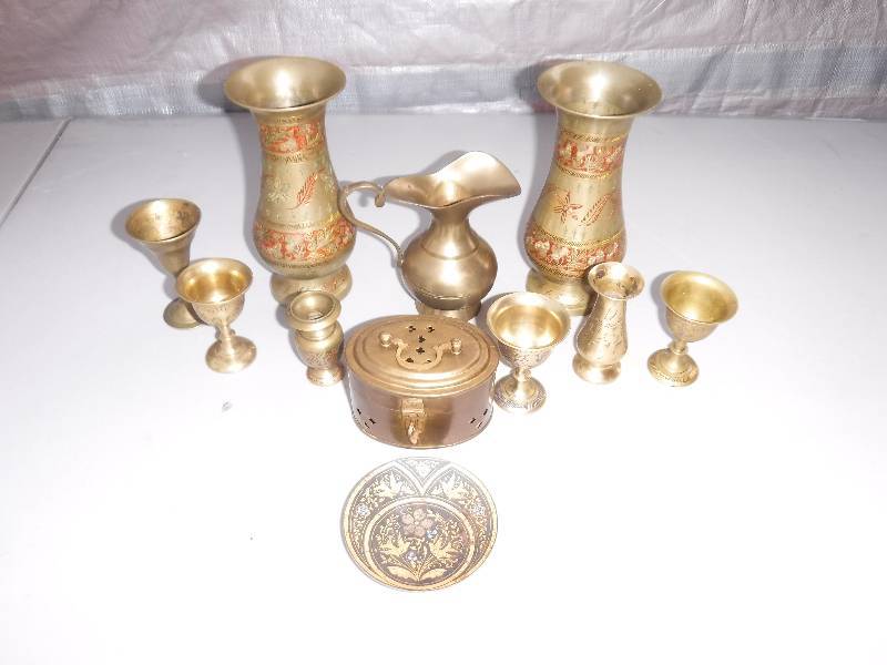 lot 7586 image: Mixed lot of decorative made in India brass home decor items