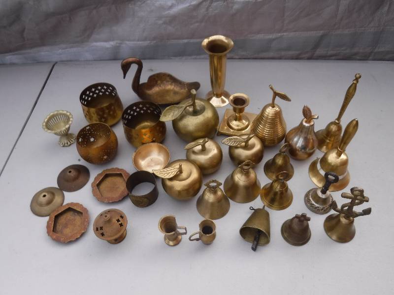 lot 7589 image: Large lot of mixed brass home decor items