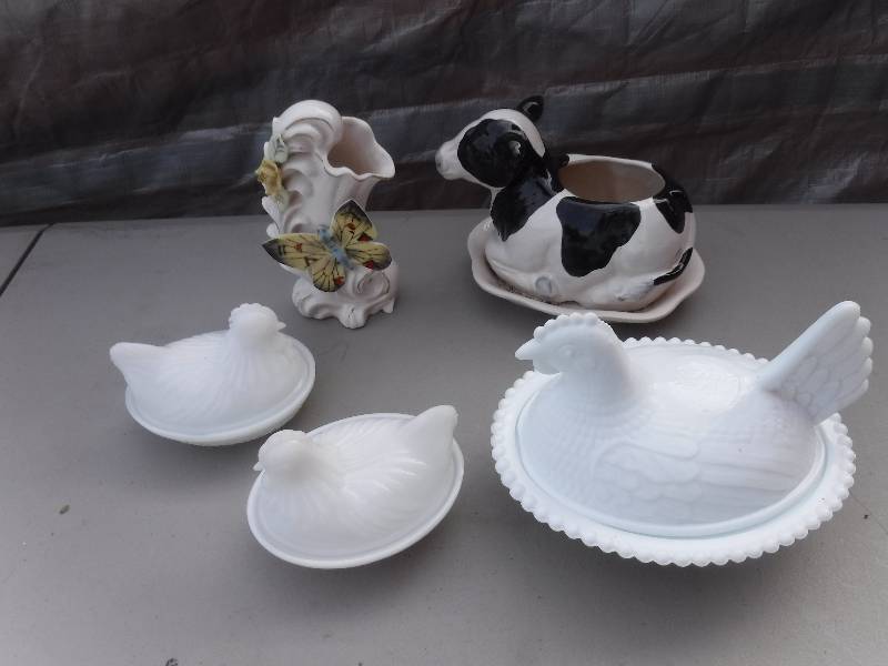 lot 7591 image: Milk glass Hen on nest covered salt dishes and more