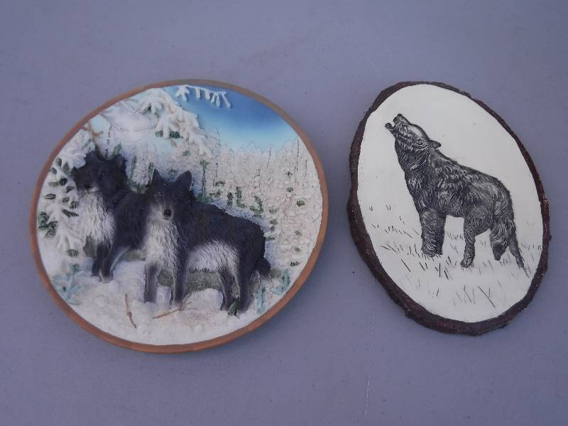 lot 7597 image: Tippies made in china wolf wall decor and a wood wolf plaque