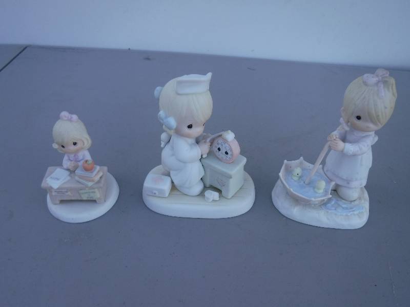 lot 7599 image: Precious moments figurines