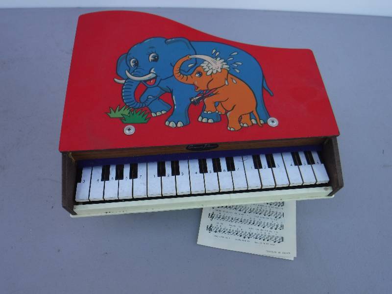 lot 6897 image: kids piano