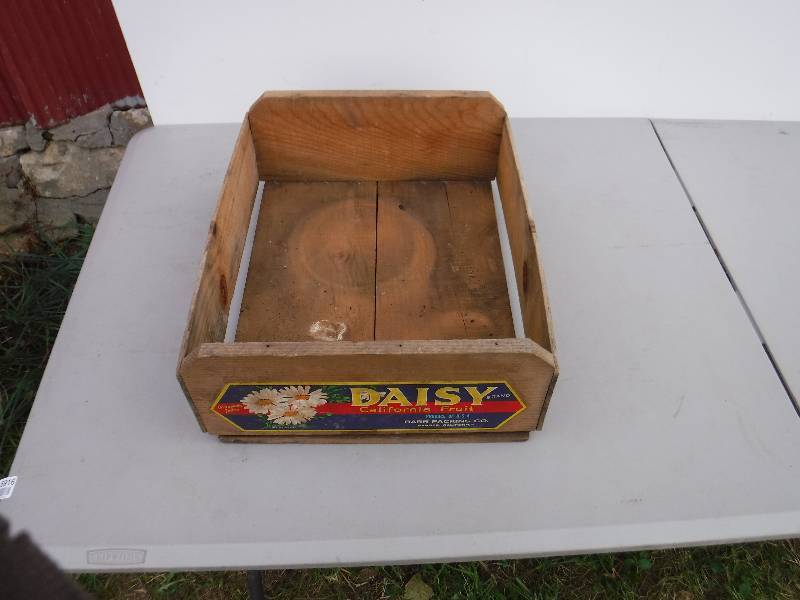 lot 6916 image: Daisy Fruit crate