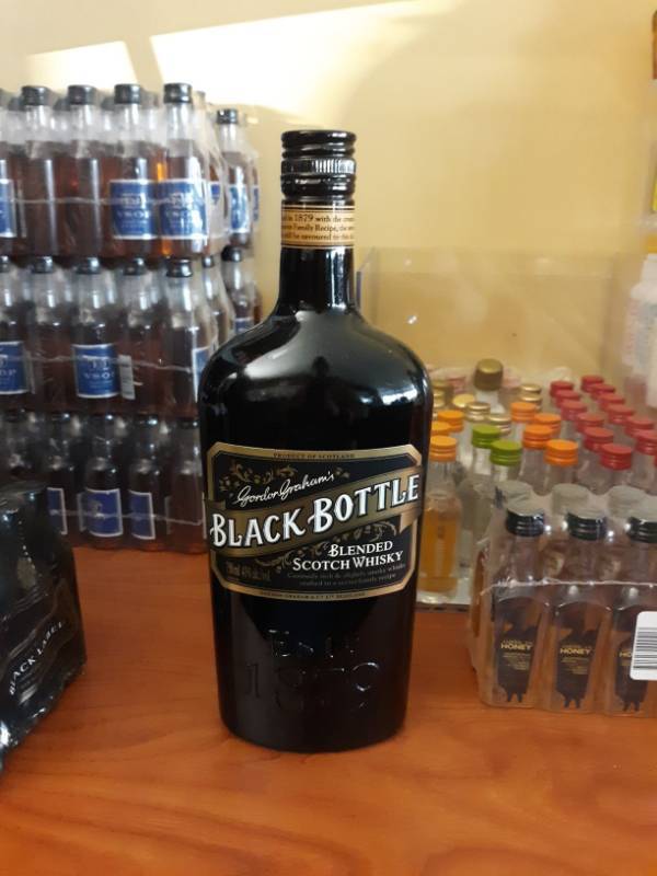 lot 8527 image: Gordon Grahams Black Bottle