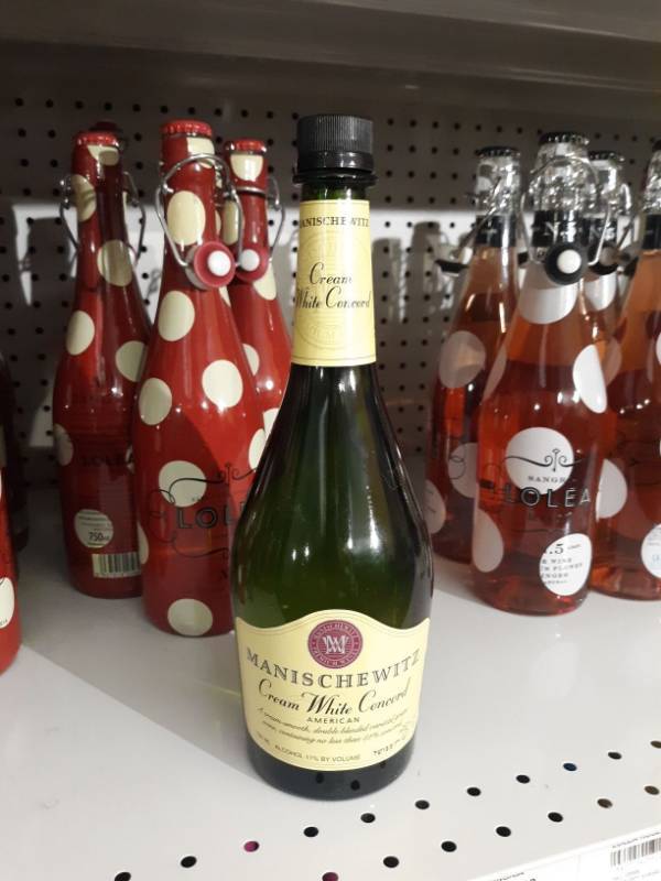 lot 9402 image: (4) Manischewitz - Cream White Concord Wine