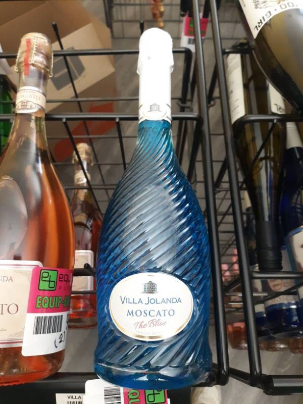 lot 9450 image: (4) Villa Jolanda Moscato The Blue