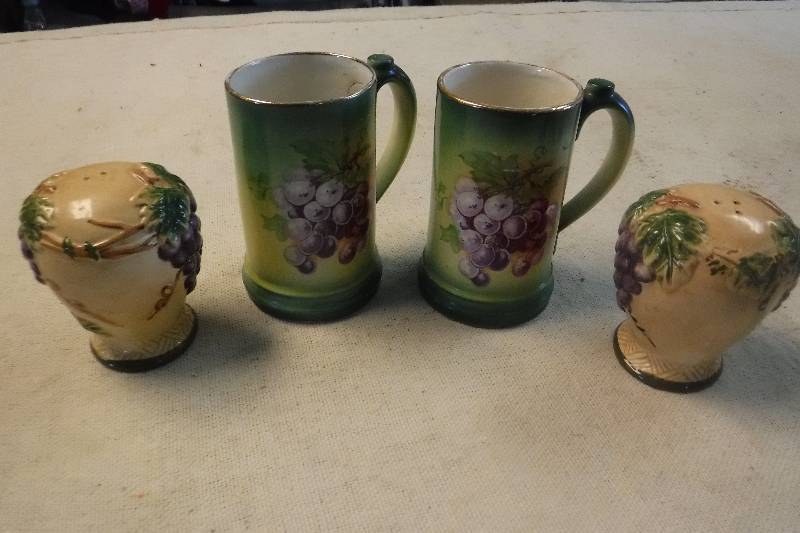 lot 12248 image: Salt and pepper shaker with matching mugs