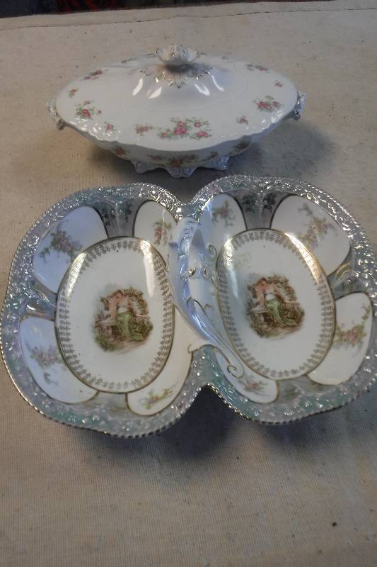 lot 12252 image: Bavarian and English serving dishes- soup toreen and relish tray