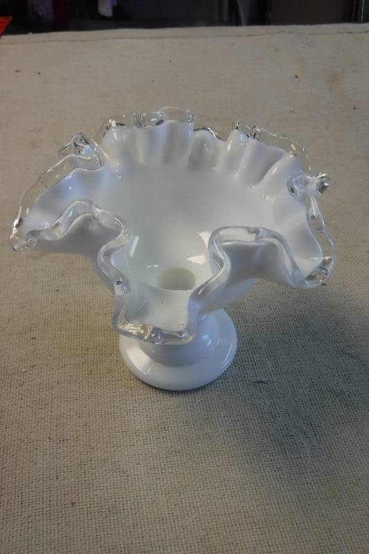lot 12255 image: Art Glass ruffle edged bowl dish