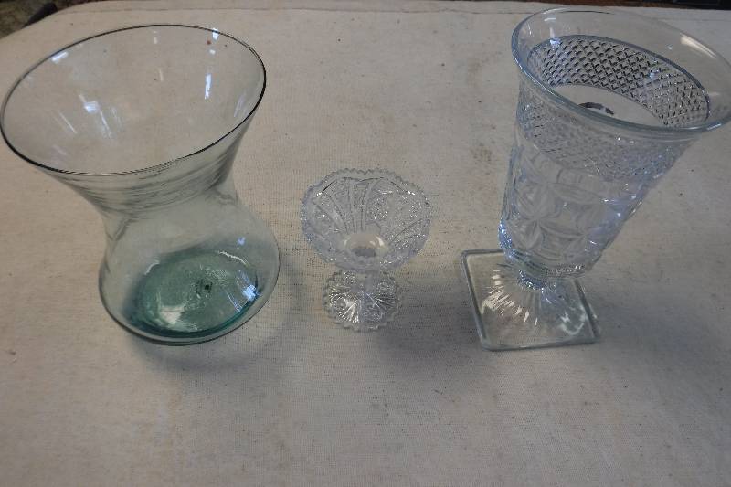 lot 12256 image: Mixed glass vase lot