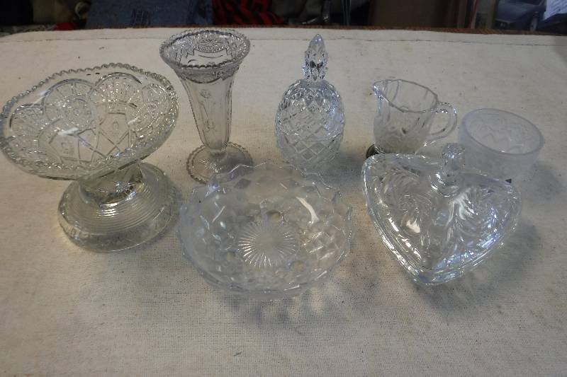 lot 12259 image: Mixed lot of decorative glass