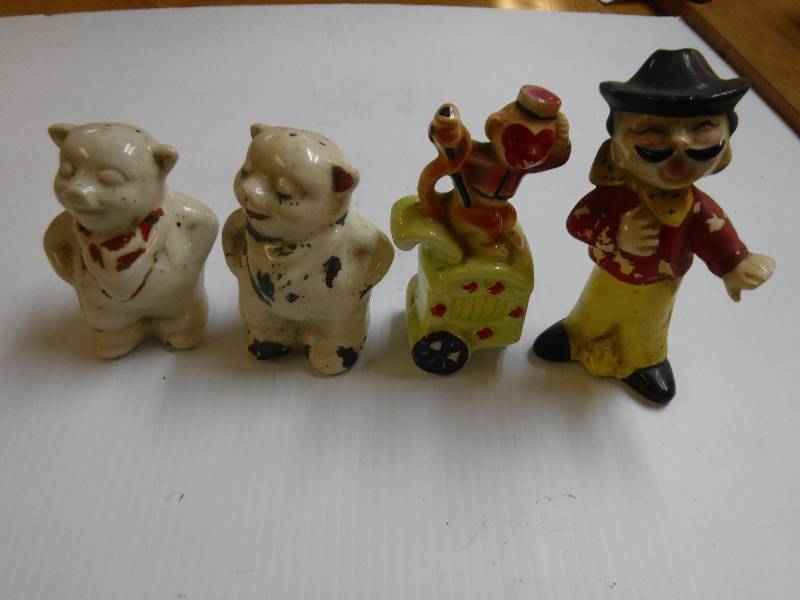 lot 10077 image: Pig salt and pepper shakers and more