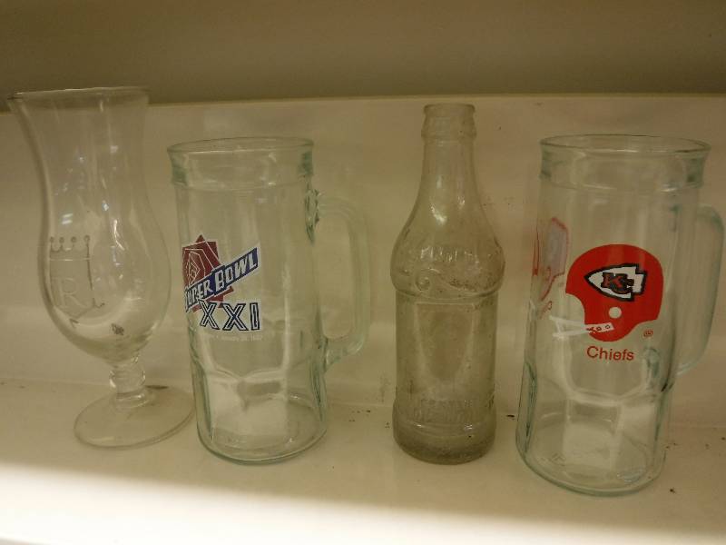 lot 10081 image: Mixed lot of drinking glasses, includes Chiefs and super bowl glass