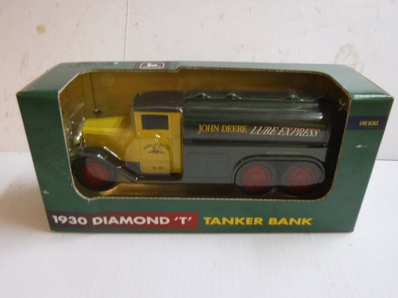 lot 10088 image: John Deere 1930 Diamond T farm toy truck