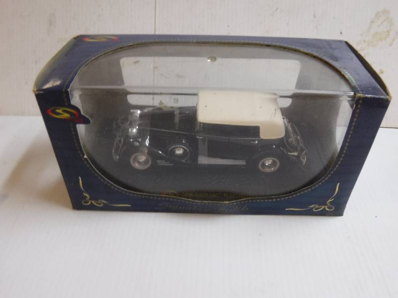 lot 10089 image: 1933 Cadillac fleetwood toy model car