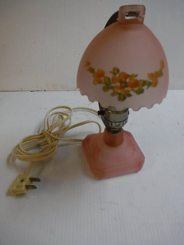 lot 10118 image: Cute pink painted desk lamp- works