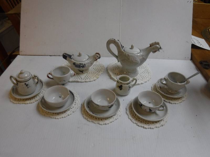 lot 10121 image: Rooster themed tea set
