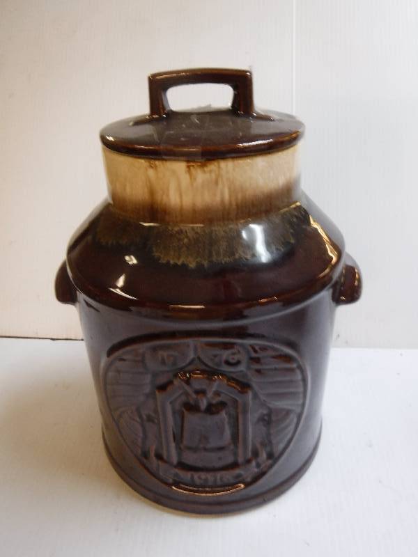 lot 10122 image: Mc Coy 1976 Brown drip glaze crock with lid
