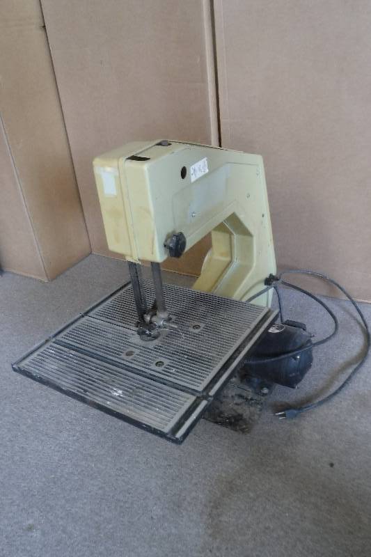 lot 8348 image: Duracraft 14 bench band saw