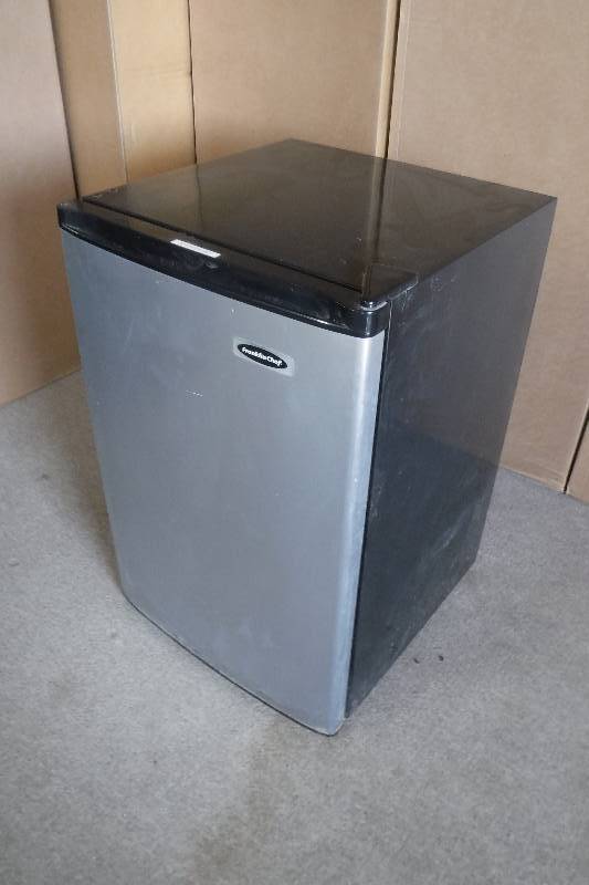 lot 8350 image: franklin chef mini fridge