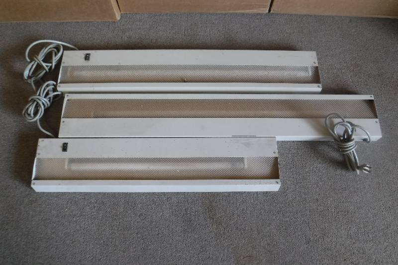 lot 8355 image: fluorescent light fixtures