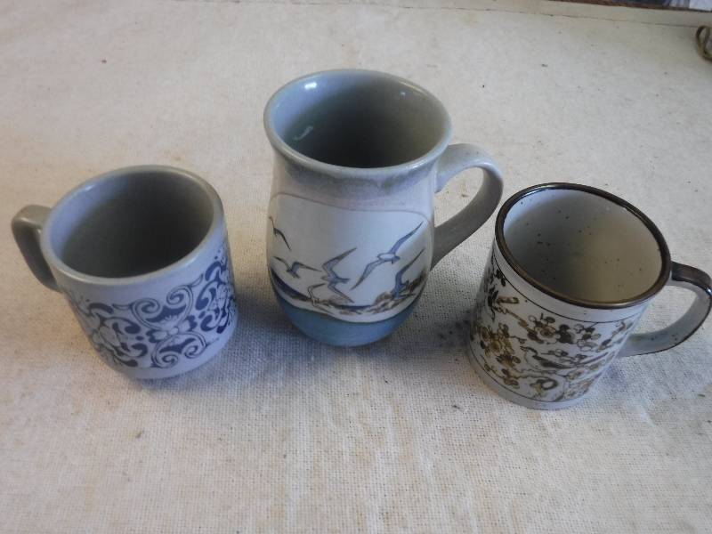 lot 12265 image: Lot of 3 Stoneware or Stoneware-like Coffee Mugs