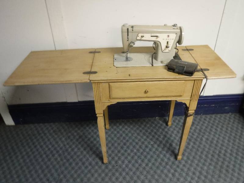 lot 12291 image: Vintage Singer Sewing Machine & Table