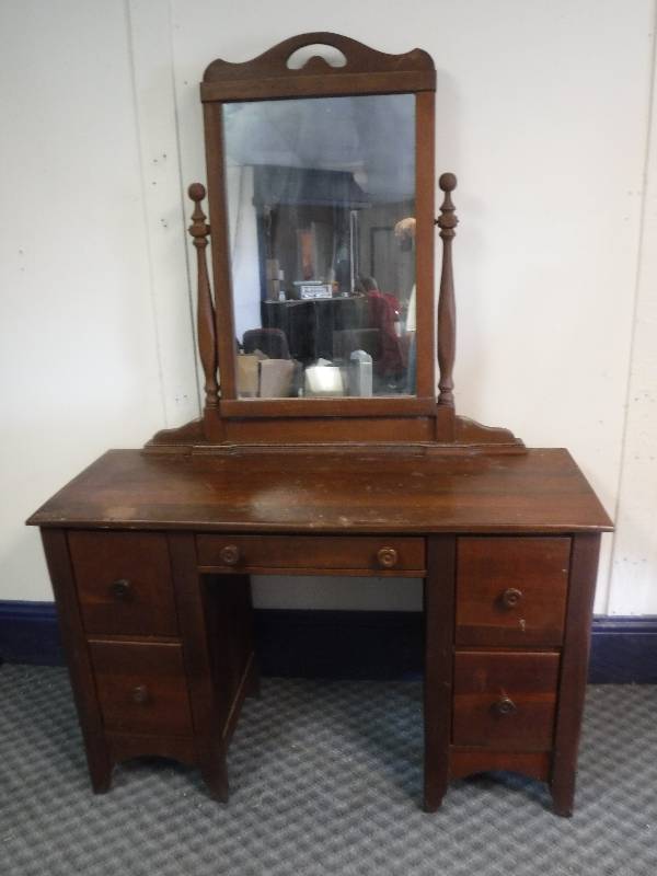 lot 12292 image: Vintage Abernathy Vanity