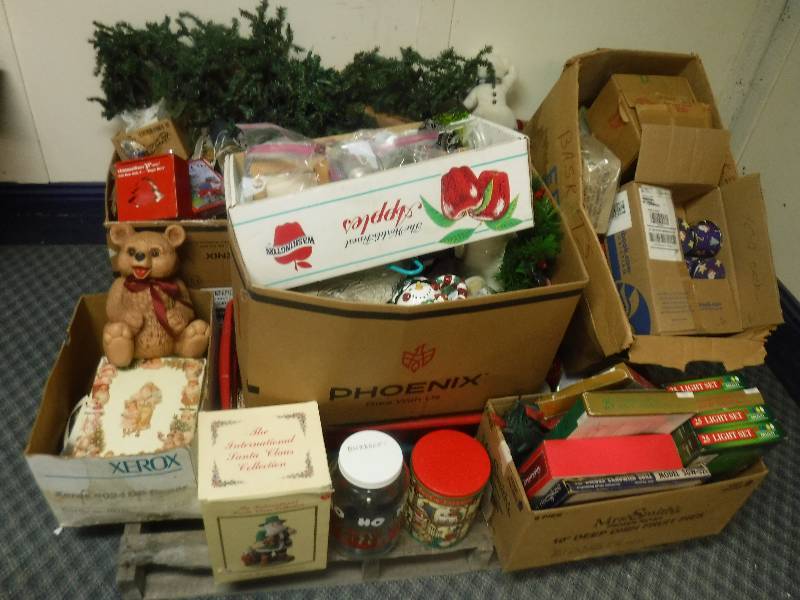 lot 12298 image: Pallet Lot of Christmas Goodies