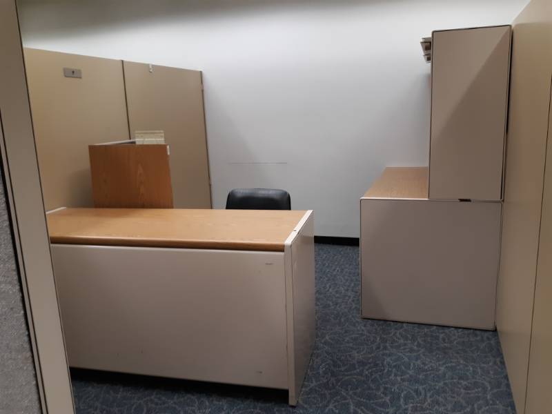 lot 9508 image: Desk w Hutch, Lateral Filing Cabinet, Rolling Office Chair and Desk Extension