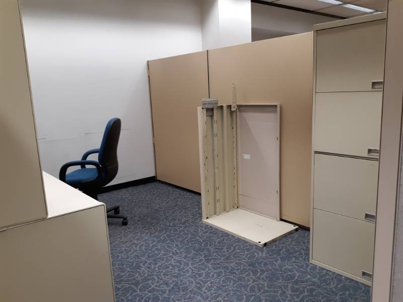 lot 9507 image: Desk w Hutch, Lateral Filing Cabinet, Rolling Office Chair and Desk Extension