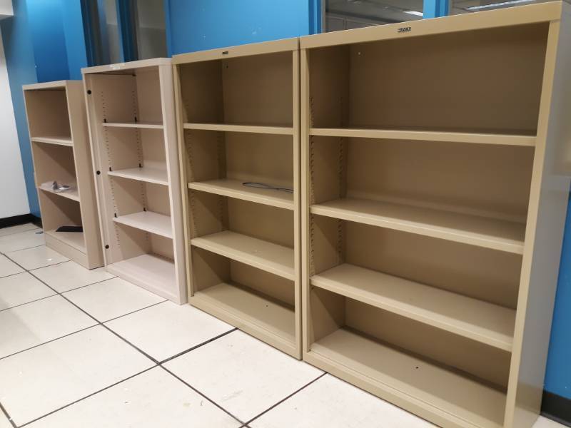 lot 9589 image: 4 Lg Book shelves