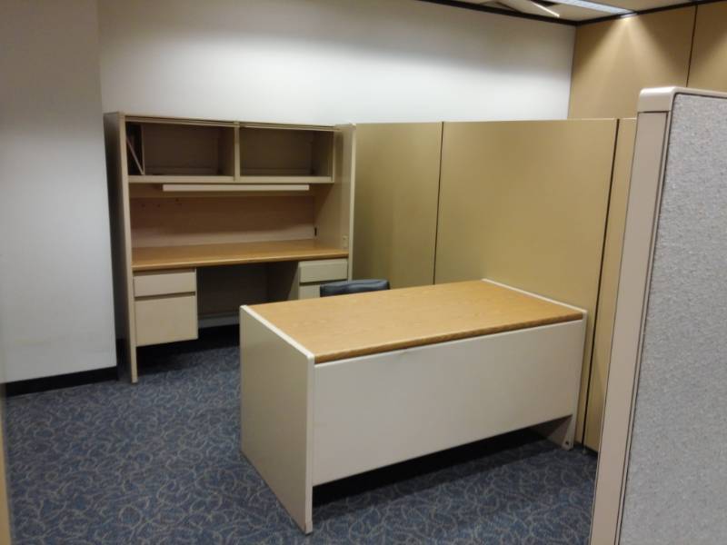 lot 9476 image: Desks, Chairs and Black Upright Filing Cabinet