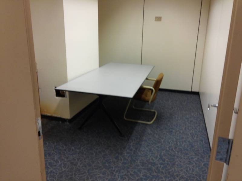 lot 9522 image: GE Model JES737WM02 Microwave and Table w Chair