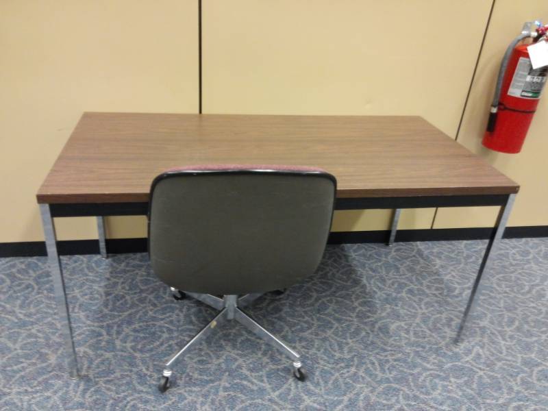 lot 9523 image: Table wDrawer and Rolling Office Chair