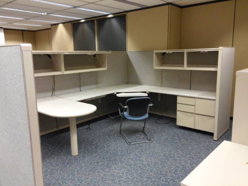lot 9524 image: Wrap Around Desk w Hutches, Chair, Bookcase, Later 2 Drawer Filing Cabinet and Cubicle Walls